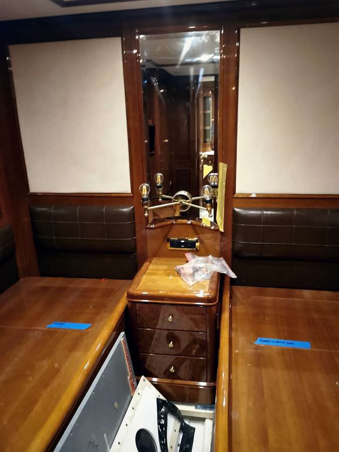Carré, boiseries vernies
