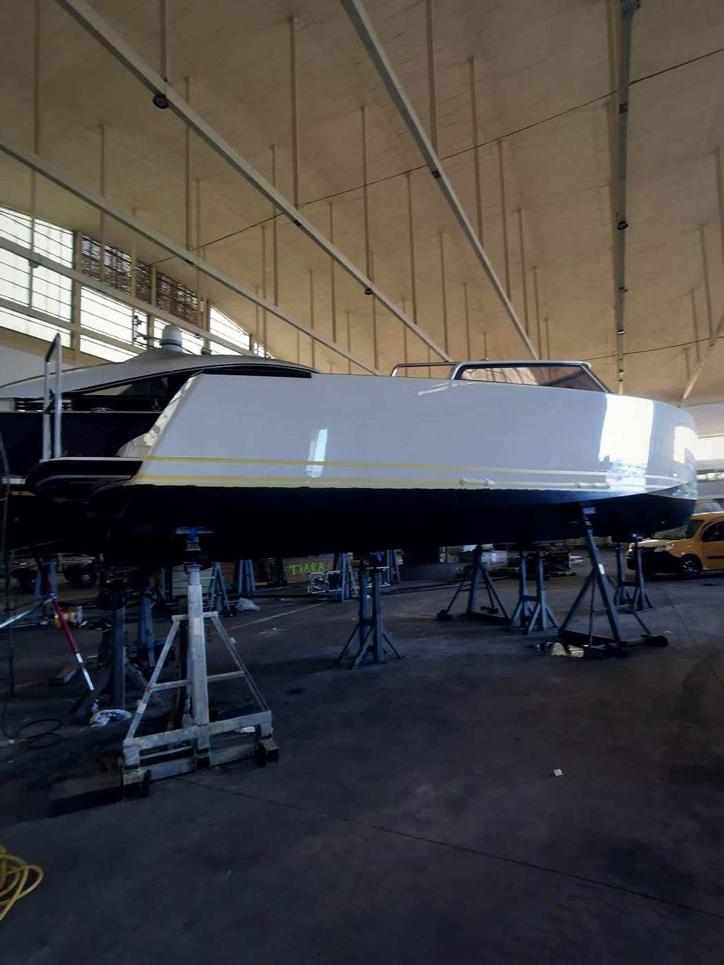 Yacht sur cale, hangar